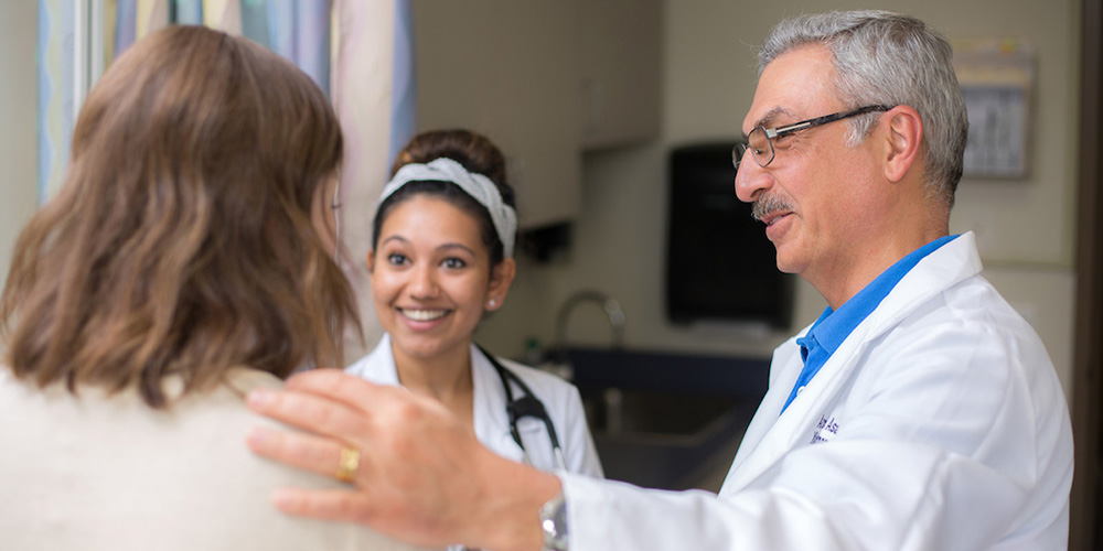 what is an internist|A doctor discusses a patient's chart with a nurse.|A doctor has a reassuring conversation with an elderly patient.|What Is an Internist