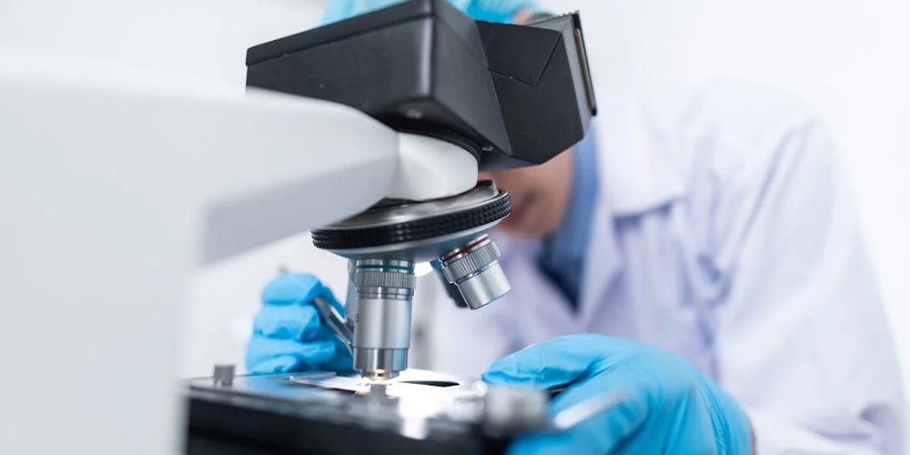 SGU student using microscope