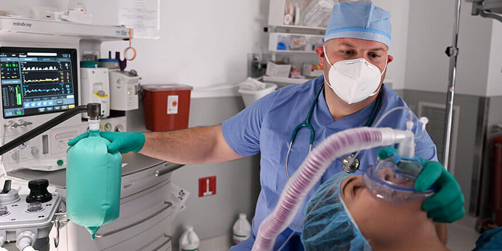 SGU alumni administering anesthesia