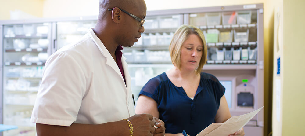  SGU veterinary student conversing with faculty member