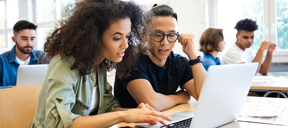 Medical students work together to better understand the curriculum